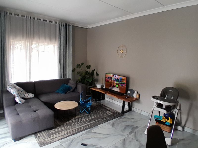 Modern Comfort Meets Low-Maintenance Living - Photo 2