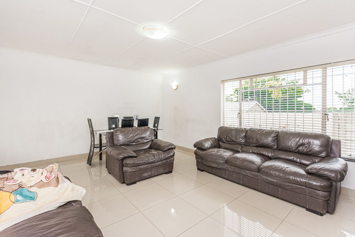 Neat & Move-In Ready 3-Bedroom Home for Sale in Sophiatown - Photo 4