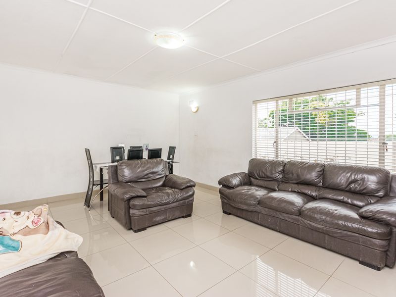 Neat & Move-In Ready 3-Bedroom Home for Sale in Sophiatown - Photo 4