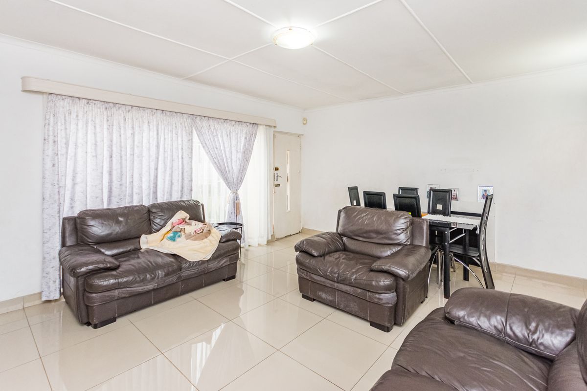 Neat & Move-In Ready 3-Bedroom Home for Sale in Sophiatown - Photo 5