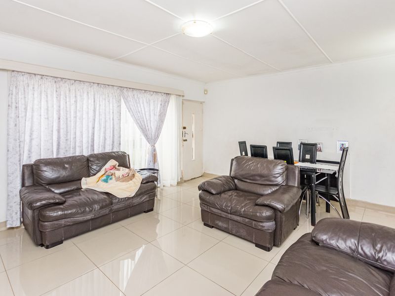 Neat & Move-In Ready 3-Bedroom Home for Sale in Sophiatown - Photo 5