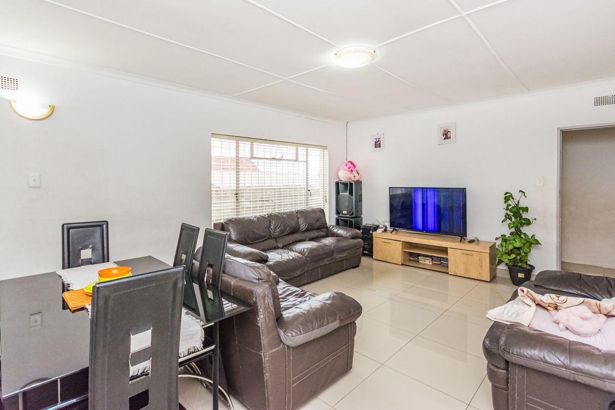 Neat & Move-In Ready 3-Bedroom Home for Sale in Sophiatown - Photo 2