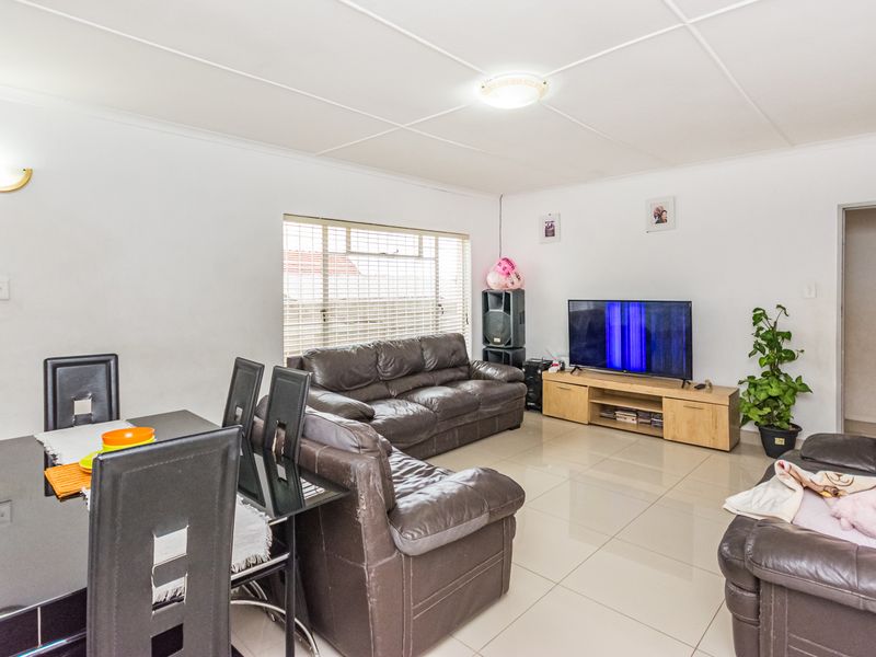 Neat & Move-In Ready 3-Bedroom Home for Sale in Sophiatown - Photo 2