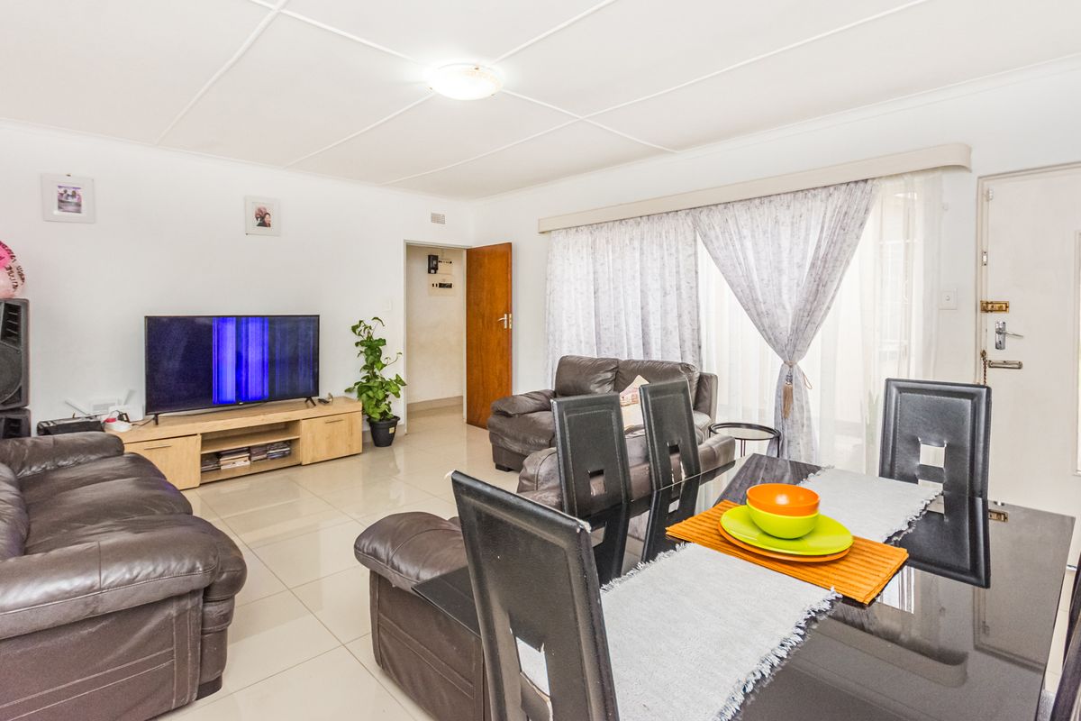 Neat & Move-In Ready 3-Bedroom Home for Sale in Sophiatown - Photo 3