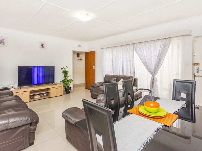 Neat & Move-In Ready 3-Bedroom Home for Sale in Sophiatown - Photo 3