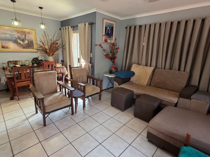 Immaculate 3-Bedroom Home with Entertainer’s Lapa, Pool & Solar Power - Photo 4