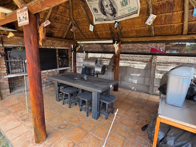 Immaculate 3-Bedroom Home with Entertainer’s Lapa, Pool & Solar Power - Photo 10