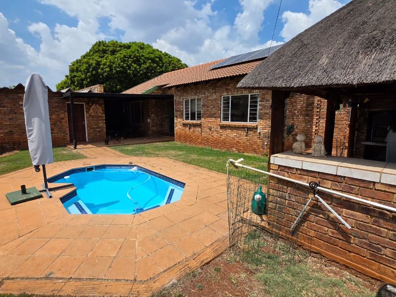 Immaculate 3-Bedroom Home with Entertainer’s Lapa, Pool & Solar Power - Photo 9