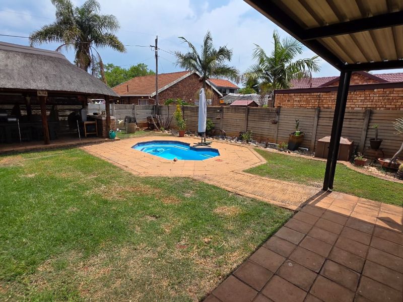 Immaculate 3-Bedroom Home with Entertainer’s Lapa, Pool & Solar Power - Photo 8