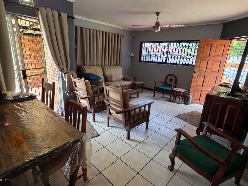 Immaculate 3-Bedroom Home with Entertainer’s Lapa, Pool & Solar Power - Photo 3