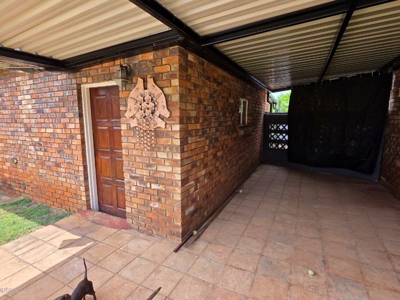 Immaculate 3-Bedroom Home with Entertainer’s Lapa, Pool & Solar Power - Photo 2