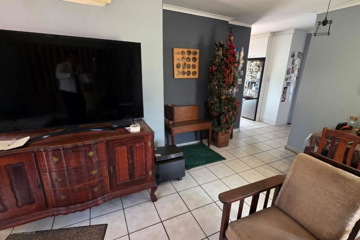 Immaculate 3-Bedroom Home with Entertainer’s Lapa, Pool & Solar Power - Photo 5