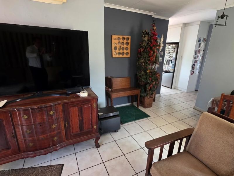 Immaculate 3-Bedroom Home with Entertainer’s Lapa, Pool & Solar Power - Photo 5