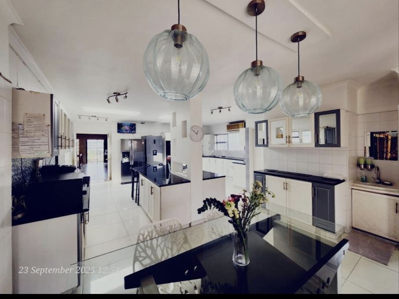 Exceptional Dual Living Opportunity Luxury Space and Versatility - Photo 3