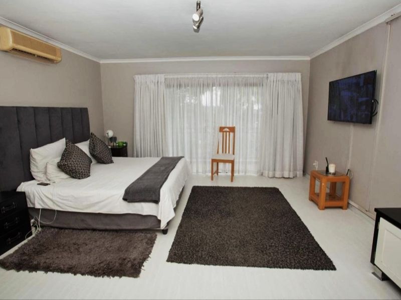 Exceptional Dual Living Opportunity Luxury Space and Versatility - Photo 10