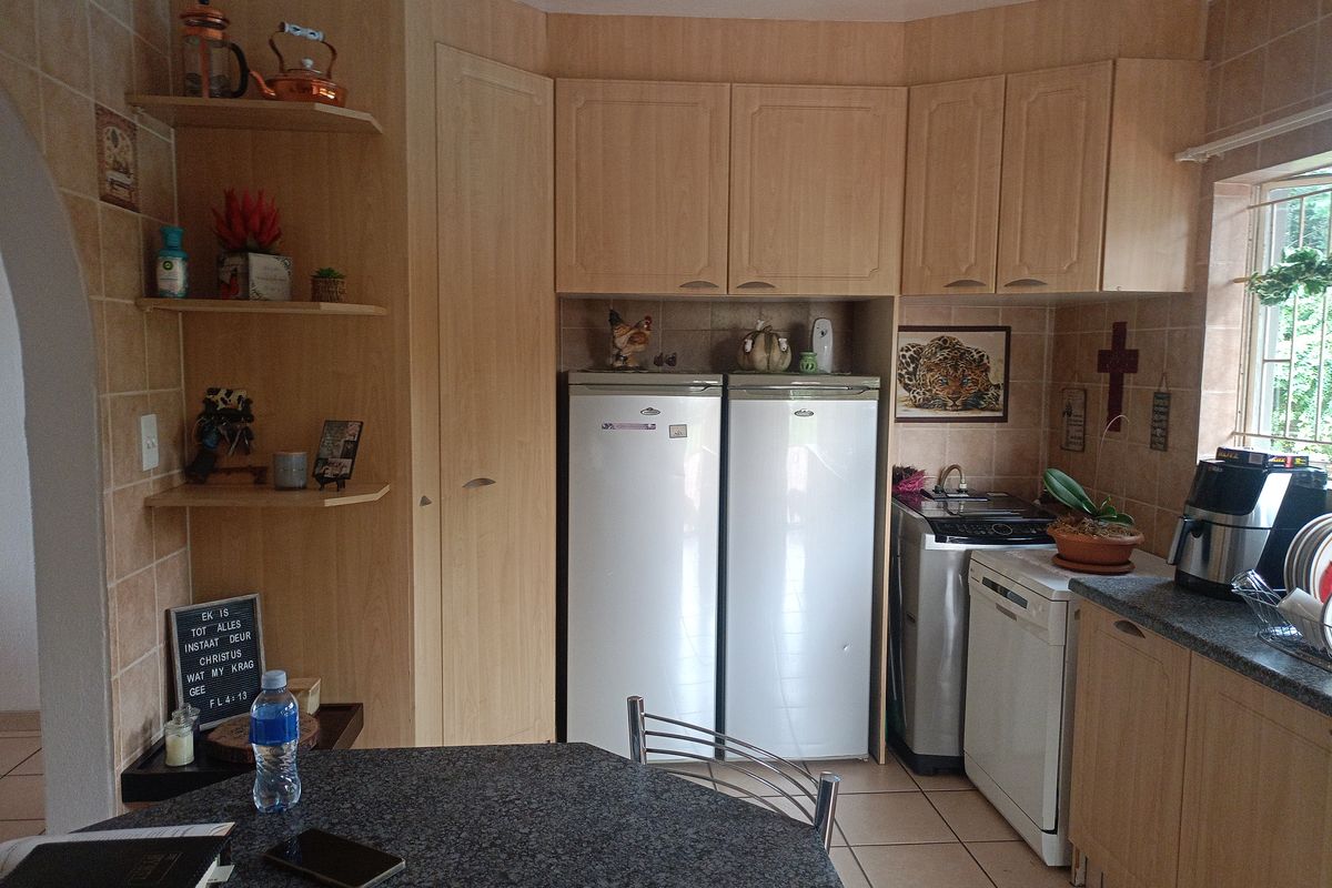 Beautiful 3-Bedroom Family Home with Pool & Entertainment Area - Photo 4