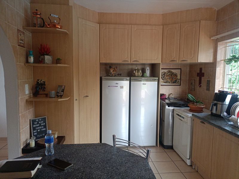 Beautiful 3-Bedroom Family Home with Pool & Entertainment Area - Photo 4