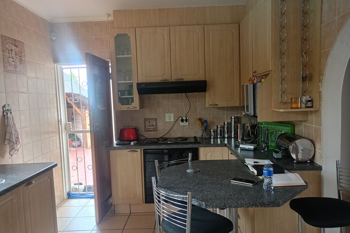 Beautiful 3-Bedroom Family Home with Pool & Entertainment Area - Photo 3