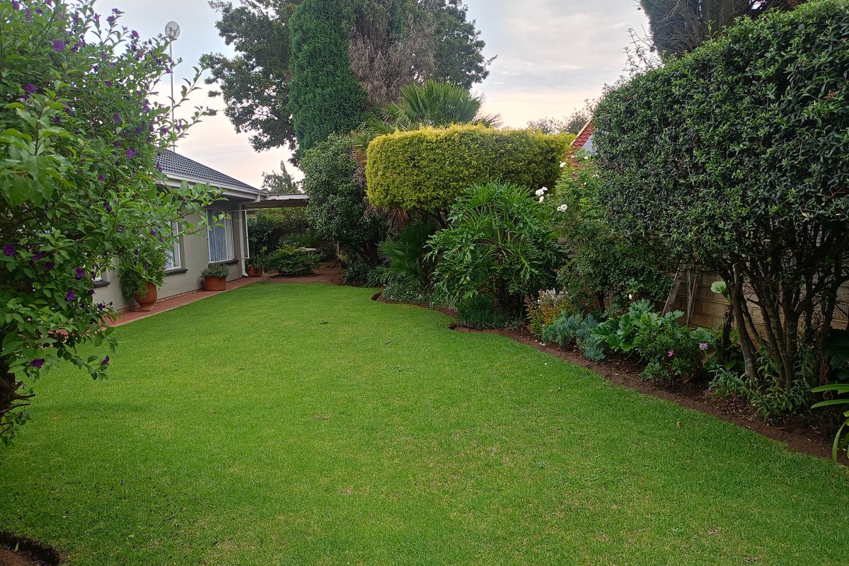 Beautiful 3-Bedroom Family Home with Pool & Entertainment Area - Photo 2