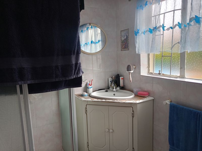 Beautiful 3-Bedroom Family Home with Pool & Entertainment Area - Photo 10