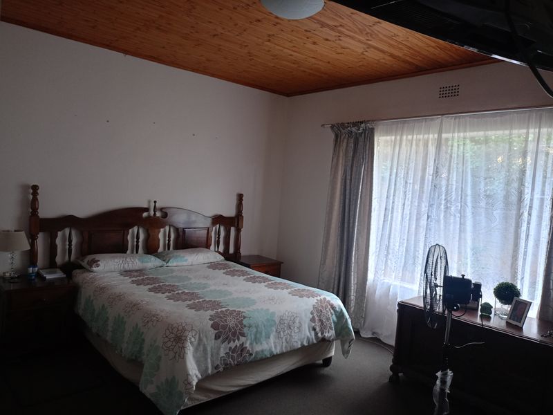 Beautiful 3-Bedroom Family Home with Pool & Entertainment Area - Photo 9