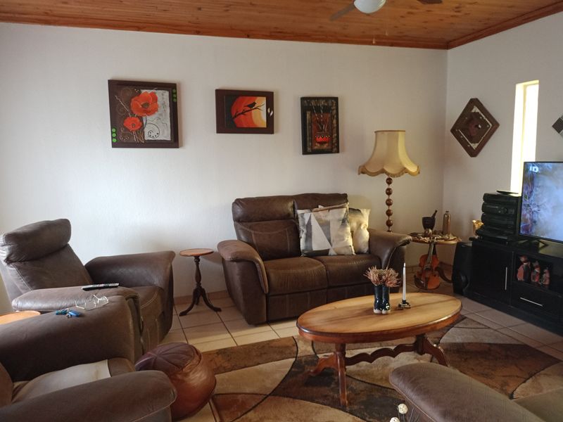 Beautiful 3-Bedroom Family Home with Pool & Entertainment Area - Photo 8