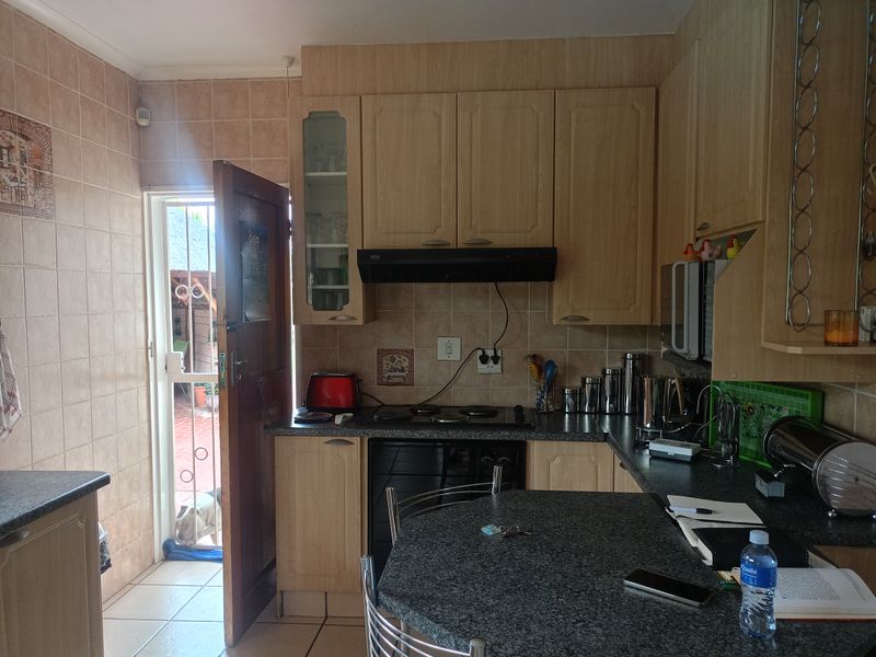 Beautiful 3-Bedroom Family Home with Pool & Entertainment Area - Photo 6