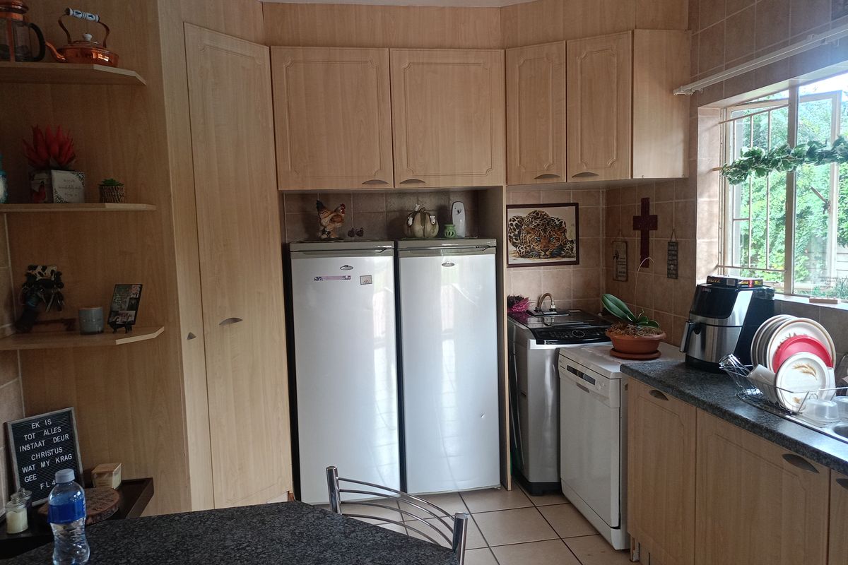 Beautiful 3-Bedroom Family Home with Pool & Entertainment Area - Photo 5