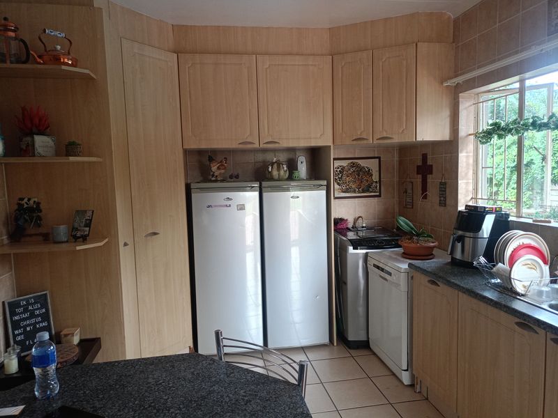 Beautiful 3-Bedroom Family Home with Pool & Entertainment Area - Photo 5