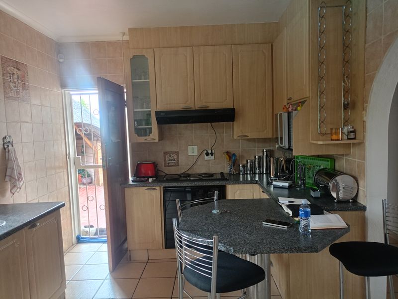Beautiful 3-Bedroom Family Home with Pool & Entertainment Area - Photo 3