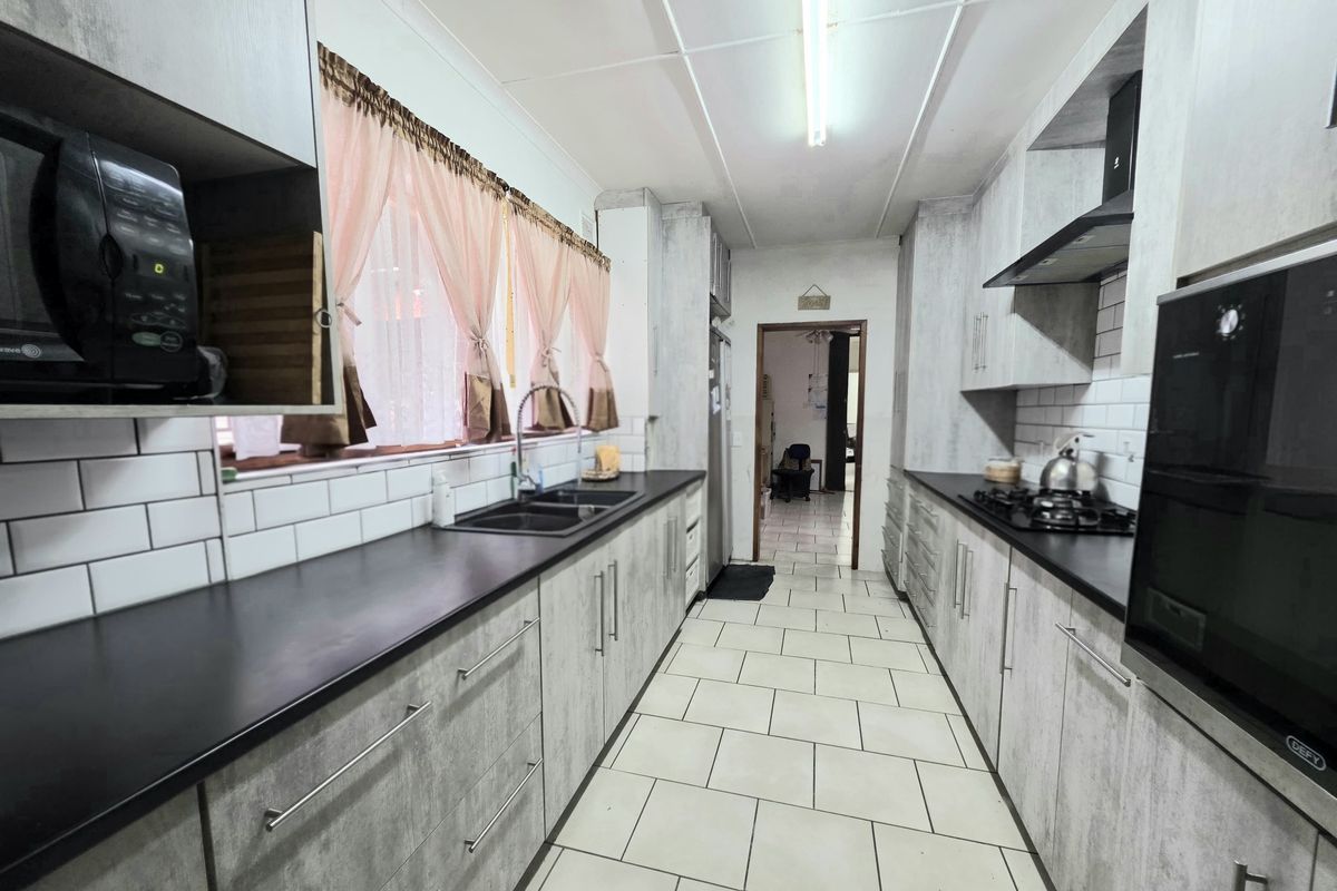 Charming Family Home in the Heart of Arboretum - Photo 2