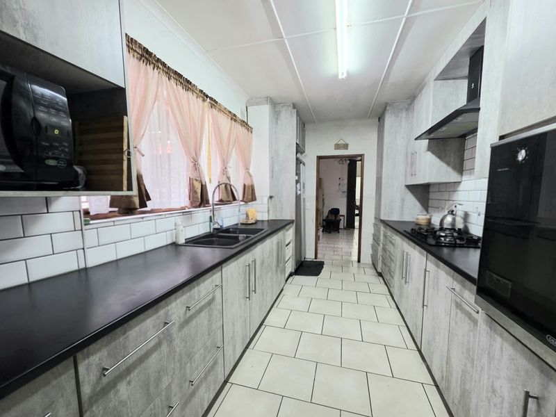 Charming Family Home in the Heart of Arboretum - Photo 2