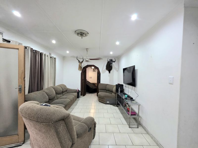 Charming Family Home in the Heart of Arboretum - Photo 5