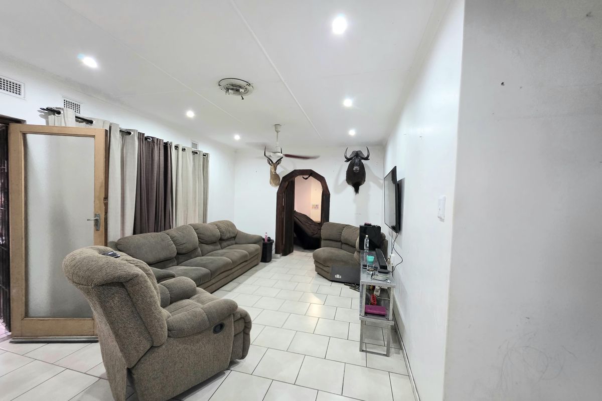 Charming Family Home in the Heart of Arboretum - Photo 4