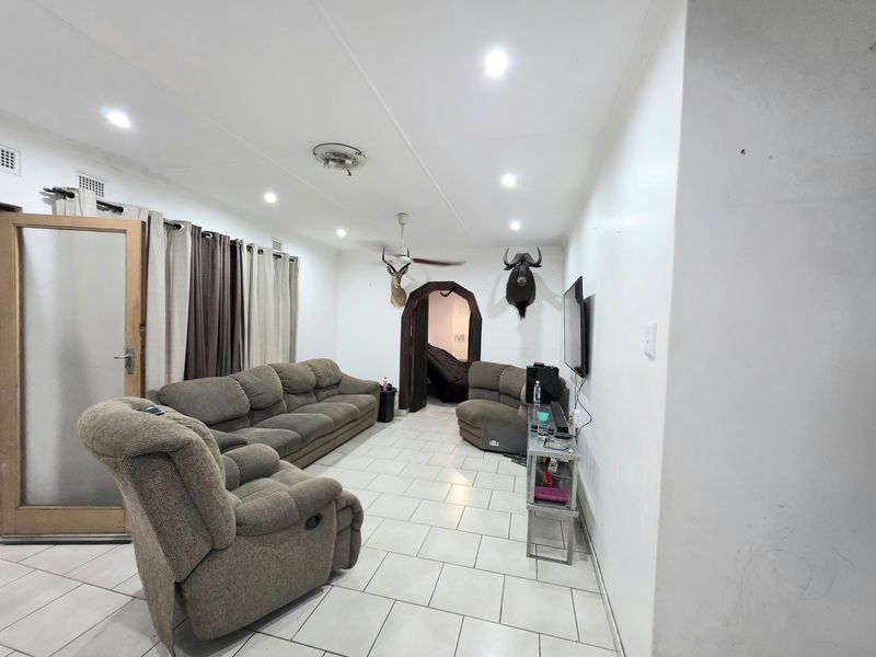 Charming Family Home in the Heart of Arboretum - Photo 4