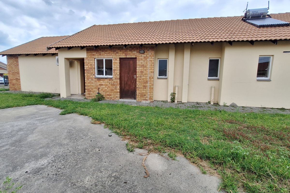 Spacious Family Living with Comfort and Security - Photo 5