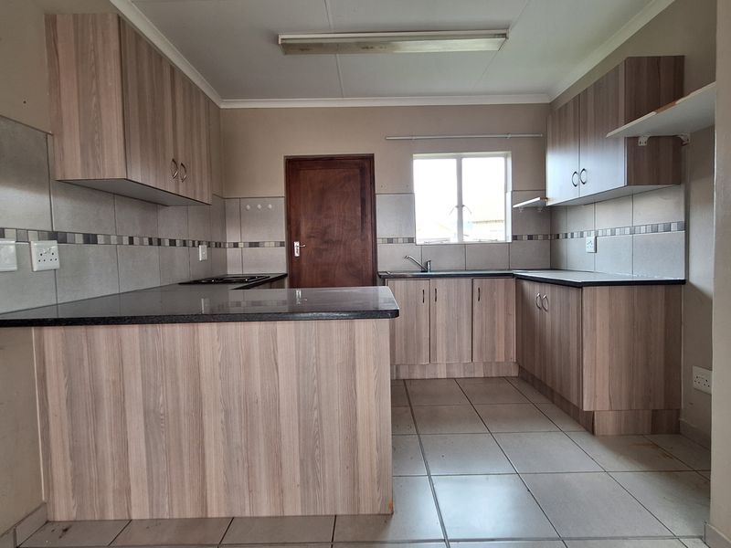 Spacious Family Living with Comfort and Security - Photo 8