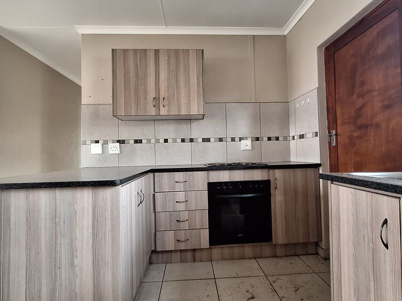 Spacious Family Living with Comfort and Security - Photo 7