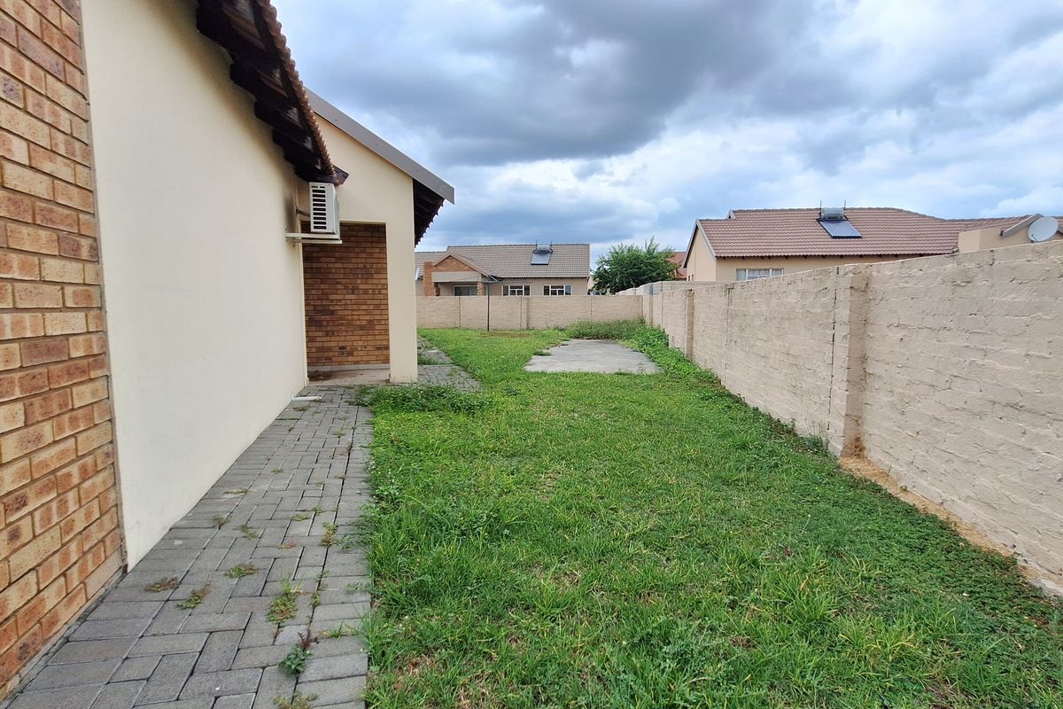 Spacious Family Living with Comfort and Security - Photo 4