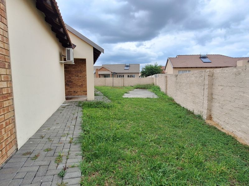 Spacious Family Living with Comfort and Security - Photo 4