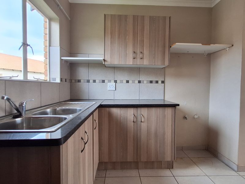 Spacious Family Living with Comfort and Security - Photo 6