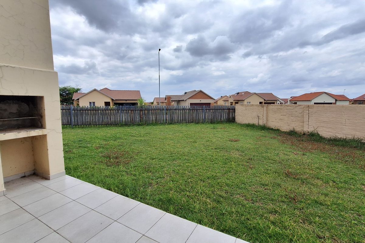 Spacious Family Living with Comfort and Security - Photo 3