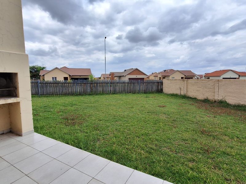 Spacious Family Living with Comfort and Security - Photo 3