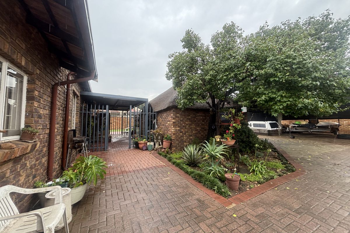 Family Home at a Fabulous Price - Photo 2