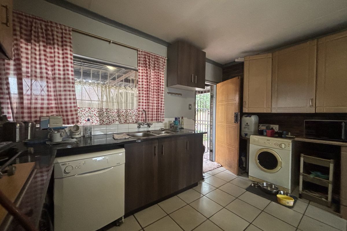 Family Home at a Fabulous Price - Photo 3