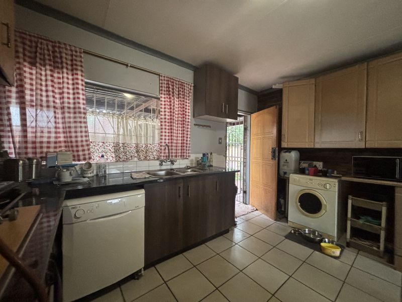 Family Home at a Fabulous Price - Photo 3