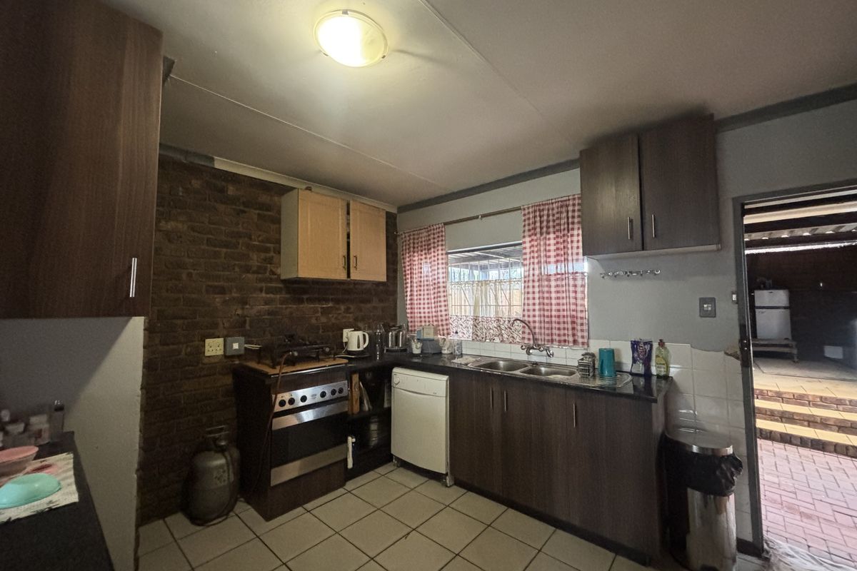 Family Home at a Fabulous Price - Photo 4