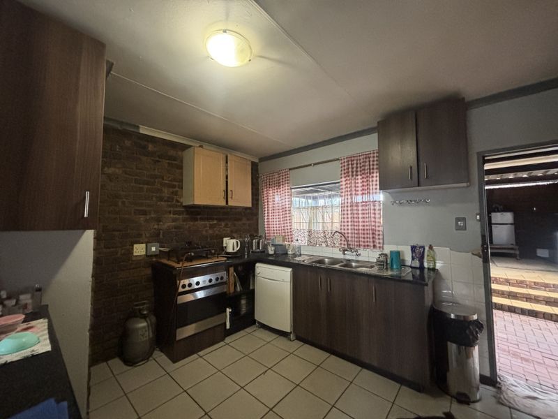 Family Home at a Fabulous Price - Photo 4