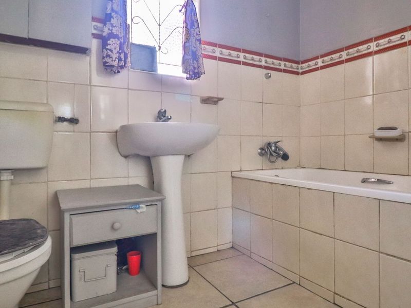 Spacious Family Gem with Sunrooms - Photo 10