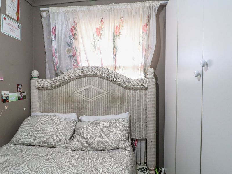 Spacious Family Gem with Sunrooms - Photo 8